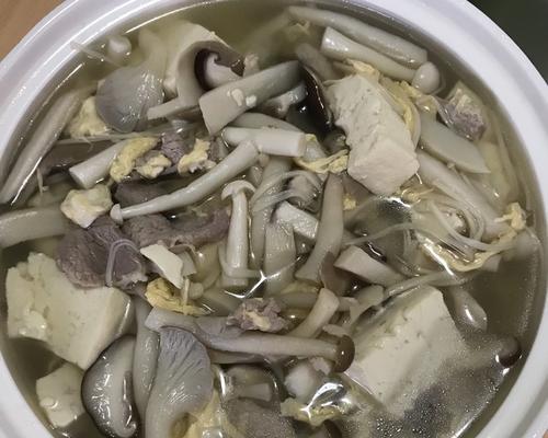 养生菌菇豆腐汤的做法（美味养生，营养丰富的汤菜）