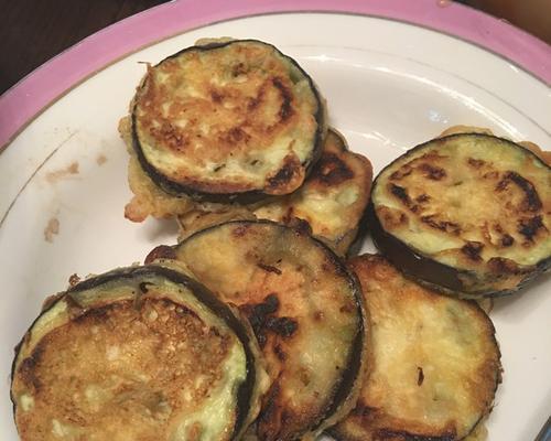 香酥煎茄子配蔬菜的做法（健康美味，清爽解腻）