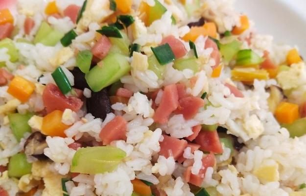香菇炒饭的制作方法（让你轻松做出美味可口的香菇炒饭）