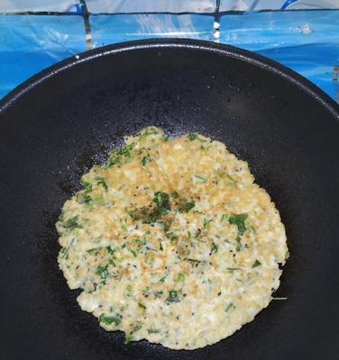 香菜辣椒鸡蛋饼的做法（简单易学，美味可口）