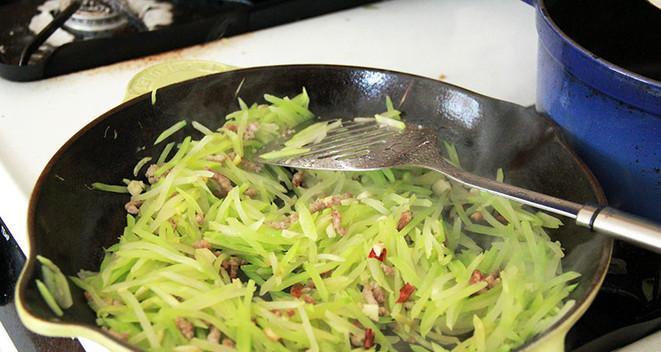 健康美味，肉末炒莴笋（一道营养丰富、清爽可口的家常菜）