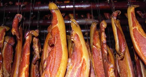 手工制作腌制五香腊肉（传统美食，回味家乡味道）
