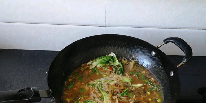 酸菜肉丝汤粉，一碗暖心的美食（家常美食，让你暖暖的）