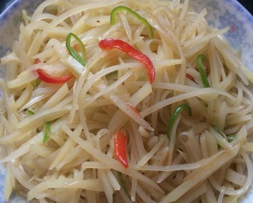 双椒炒土豆丝，美味又营养（家常做法，香辣鲜美）