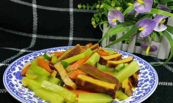美食分享（清爽爽口的素食佳肴，健康又美味）