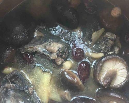 营养美味的香菇红枣乌鸡汤（健康美食，美味不贵）