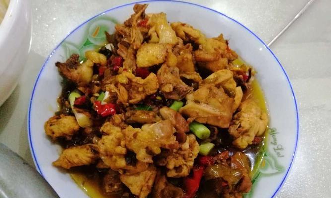 学会酸辣鸡肉丝的做法（烹饪美食享受口感醇美）