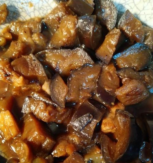 香煎肉片炒茄子（美味清爽，营养丰富，让你胃口大开）