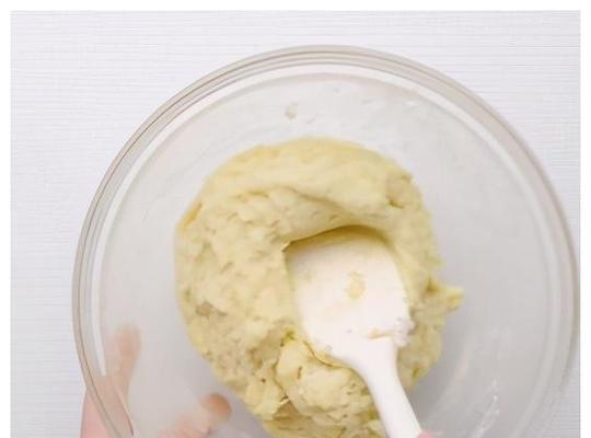 鲜奶马铃薯泥的制作方法（用新鲜奶和马铃薯制作的美味泥土——健康与美味兼得！）