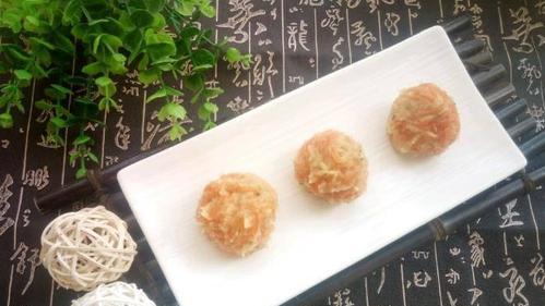 蒜香鸡肉丸的制作（家常美味，健康又营养，鸡肉丸的制作）