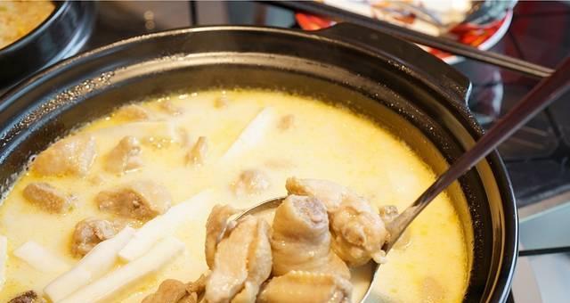 椰子鸡火锅——一道暖心美食的制作方法（热辣鲜香，让你的味蕾燃起来！）