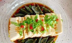 松花蛋拌豆腐的做法（一道营养美味的家常小菜）
