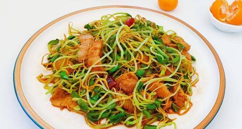 健康美食，以蒜香豆芽菜为主（简单易做的蒜香豆芽菜佳肴，搭配鲜美营养，餐桌上的必选）