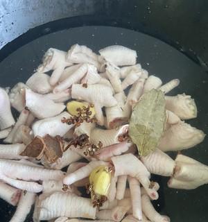 网红凤爪制作大揭秘（学会这一招，让你做出色香味俱佳的凤爪美食）