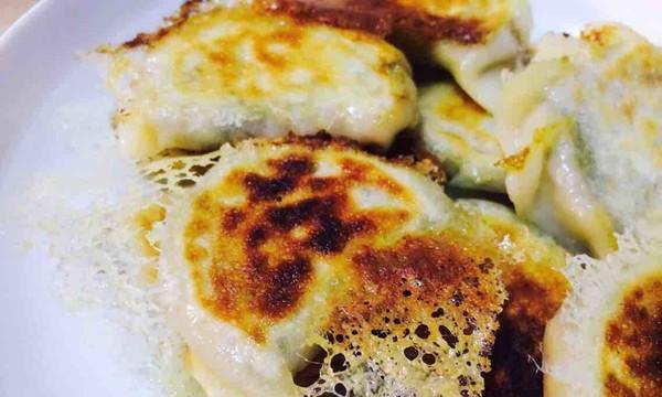 铁板煎饺的制作方法（手把手教你做最好吃的铁板煎饺！）