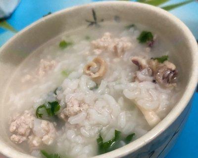 美味又健康的鱿鱼瘦肉粥（用新鲜食材打造的营养丰富的家常粥）