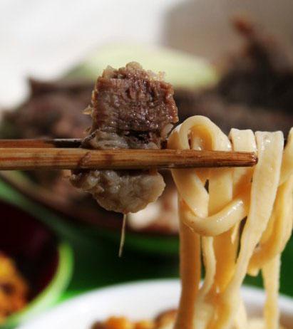酸菜羊肉面的制作方法（香气四溢的经典美食，让您垂涎三尺）