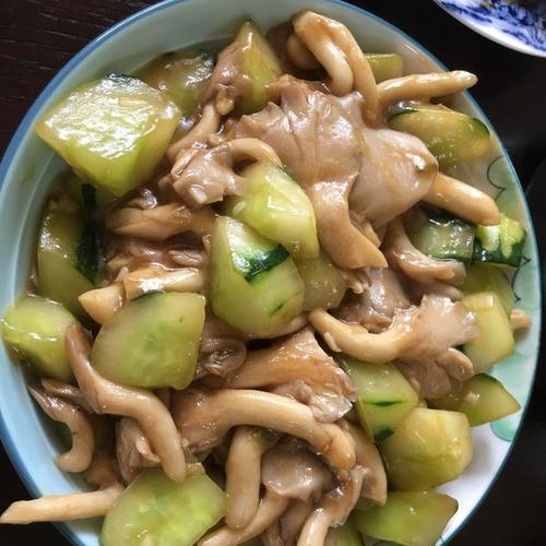 简单易学的莴苣炒平菇做法（以莴苣为主料，口感细腻的平菇菜品）