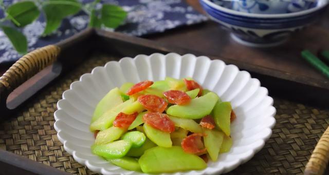 如何用素菜炒出美味腊肠（素食者也能享受美味的腊肠，快来试试吧！）