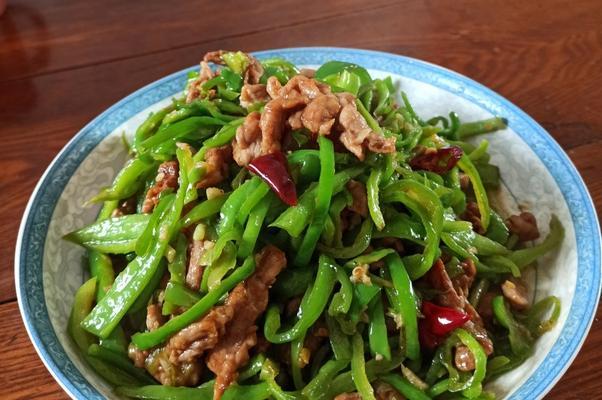 竹叶菜杆炒肉丝的做法（口感鲜美、营养丰富的家常菜）