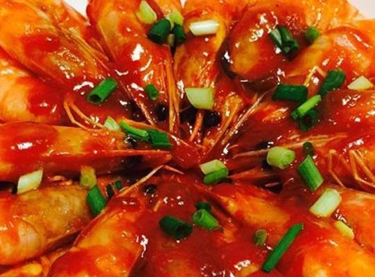 学会制作香辣番茄大虾（让你回味无穷的美食）