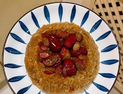 香甜多米饭的制作技巧（用小火煮出美味多米饭，加入秘制调料提升口感）