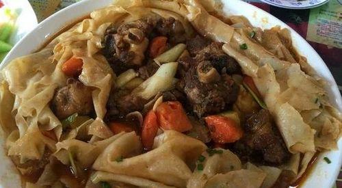 美味可口的羊肉焖饼子（家庭手艺，营养美食，轻松自制）