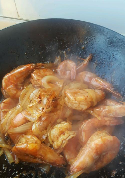 学会做一道美味的油焖大虾（让你的味蕾在这道菜中燃起火花）