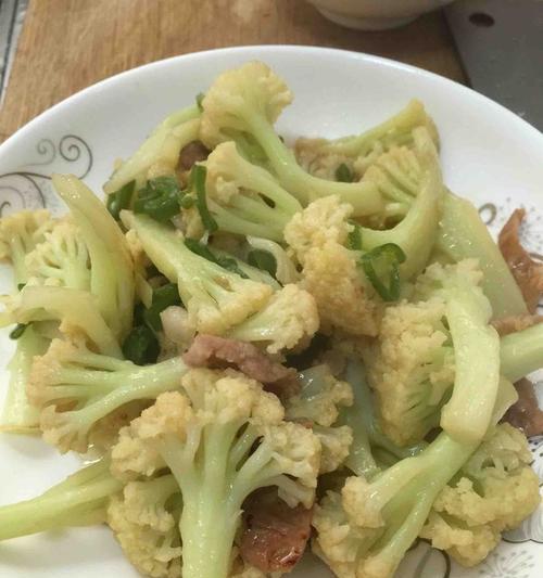美食分享（一道简单易做的家常菜，让你爱上菜花的味道）