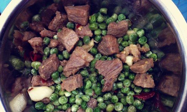 简单易学，味道鲜美的家常菜肴/豌豆和牛肉的搭配，口感丰富，营养丰富/每个人都能轻松做出的美味佳肴