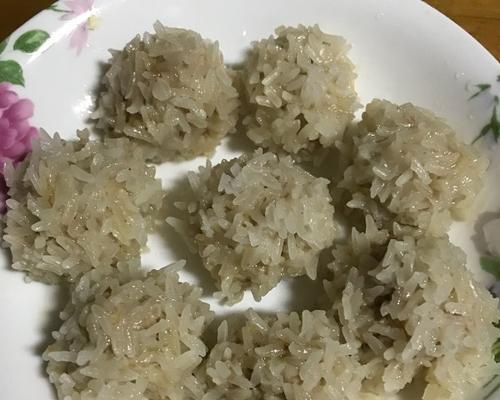 咸蛋黄珍珠丸子的制作方法（传统口味重现家庭厨房，好吃不贵的珍珠丸子制作）