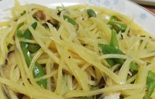 土豆丝，美味可口的下饭菜（传承中式烹饪技艺，让你轻松做出好吃的土豆丝）