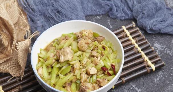 家常美食（美味佳肴，轻松上桌；西芹的清爽与鸡肉的香嫩交相辉映）