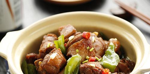 酸辣香茅柠檬鸭的绝妙做法（用鲜美鸭肉、香茅和柠檬打造口感惊艳的佳肴）