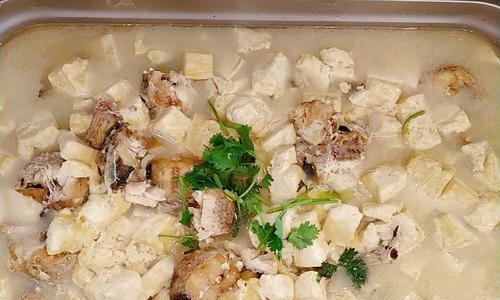 一道简单易学的鳕鱼豆腐料理（美味可口的健康美食，营养丰富的家常菜）