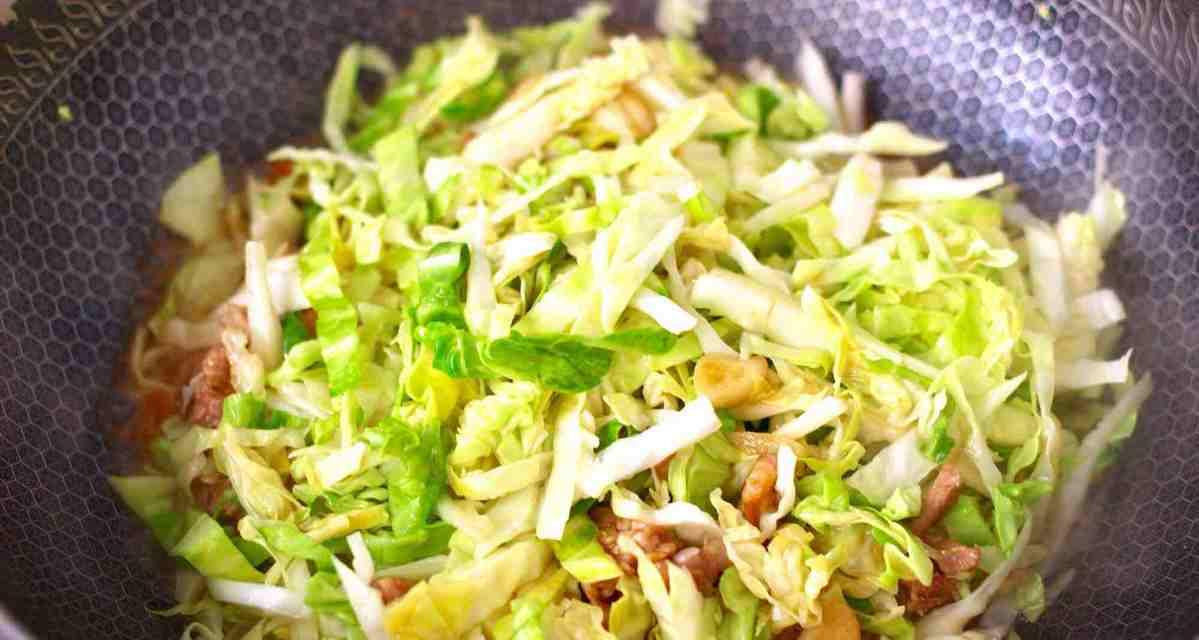 土豆炒卷心菜的做法（健康美味的家常菜）
