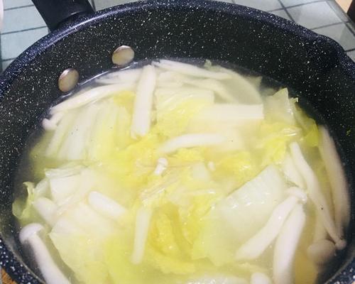 快手好汤，家庭必备；蟹味菇与豆腐相伴，鲜香可口（快手好汤，家庭必备；蟹味菇与豆腐相伴，鲜香可口）