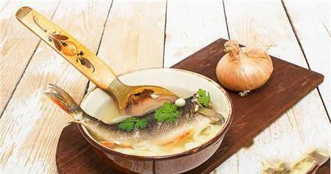 通草鲫鱼汤的制作方法（健康美味的汤品，营养丰富的家常菜）