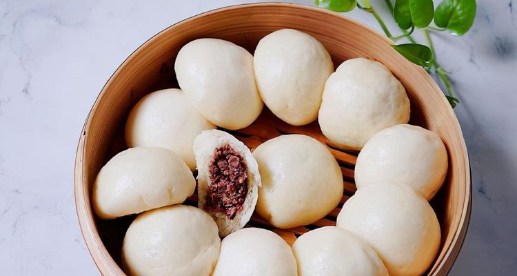 手工制作小金鱼豆沙包的方法（如何用简单的材料和步骤制作出可爱的小金鱼豆沙包）