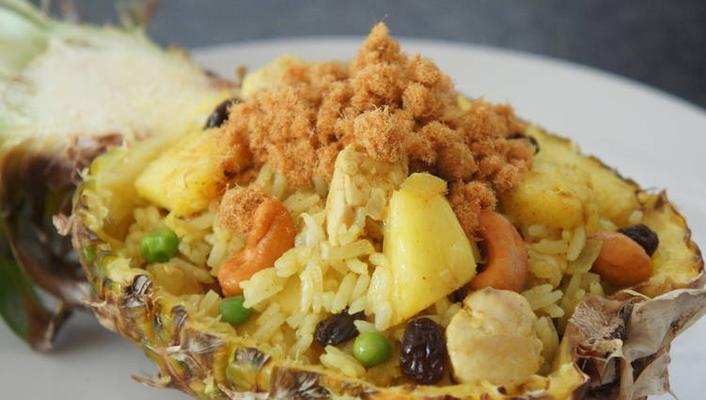 美味可口的蟹肉棒凤梨炒饭（简单易学的自制做法，营养丰富又美味）