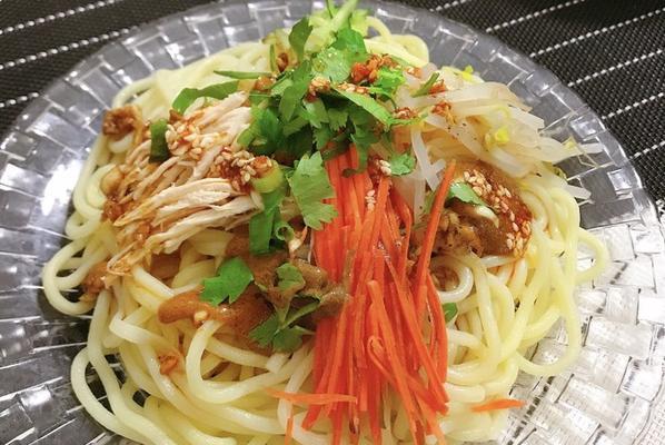 美食分享（五彩缤纷的凉拌面，轻松解暑又养生）