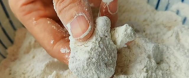 新奥尔良炸鸡块的纯手工制作（掌握这个秘密，做出口感香酥外酥内的美食）