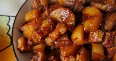 土豆炖肉粘卷子的做法（用好土豆，炖出香浓肉汁，做上粘糯卷子，美食至简）