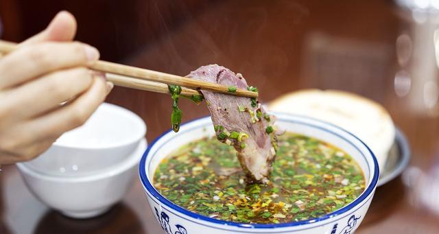 家庭美食（教你轻松制作美味羊肉水盆，一起享受美食盛宴吧！）