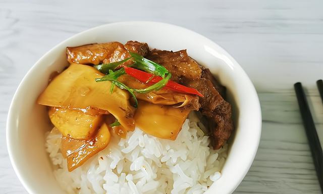 鲜香美味，炒五花肉配冬笋（鲜嫩可口的冬笋，与香糯美味的五花肉搭配，让你尽情享受美食盛宴）