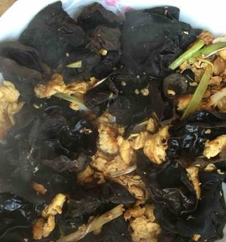 学会这道蒜香木耳炒鸡蛋，让你轻松做出美味早餐！（家常美食）