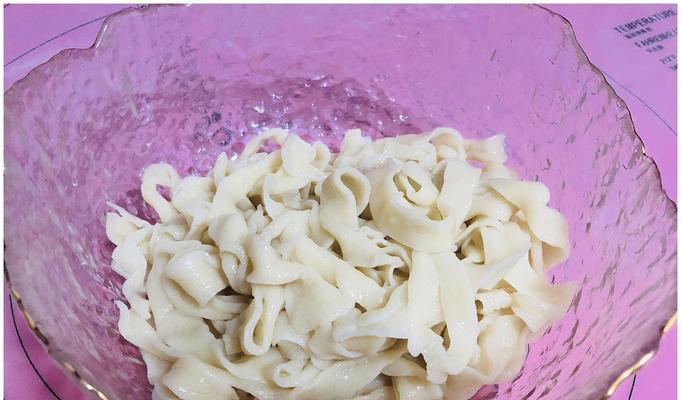 手擀宽面，让味蕾感受美味的诱惑（家常面食制作，手工擀面让你吃得更放心）