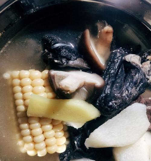 滋补美味，美容佳肴——香菇枸杞乌鸡汤的制作方法（做法简单易学，营养丰富，适合各类人群食用）