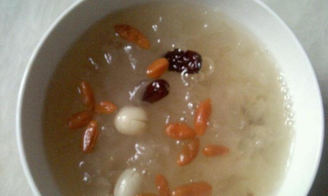 慢嚼雪耳莲子羹的清甜滋味（如何炖出口感极佳的雪耳莲子羹？）