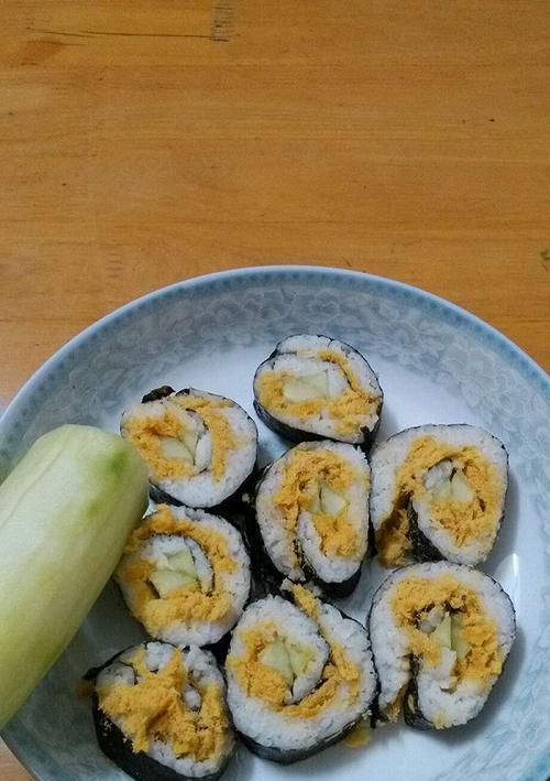 五彩寿司卷的制作方法（简单易学，营养美味）